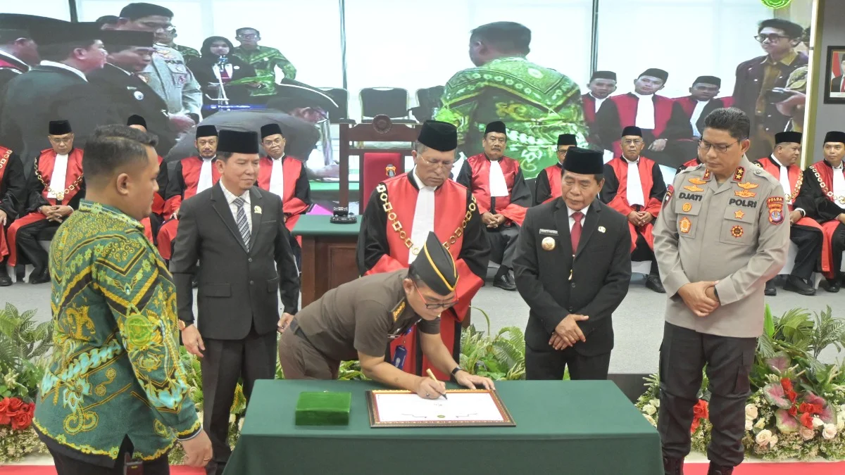 KOMITMEN LAYANAN BERSIH, ASISTEN PENGAWASAN KEJATI KALTARA HADIRI PENANDATANGANAN MoU